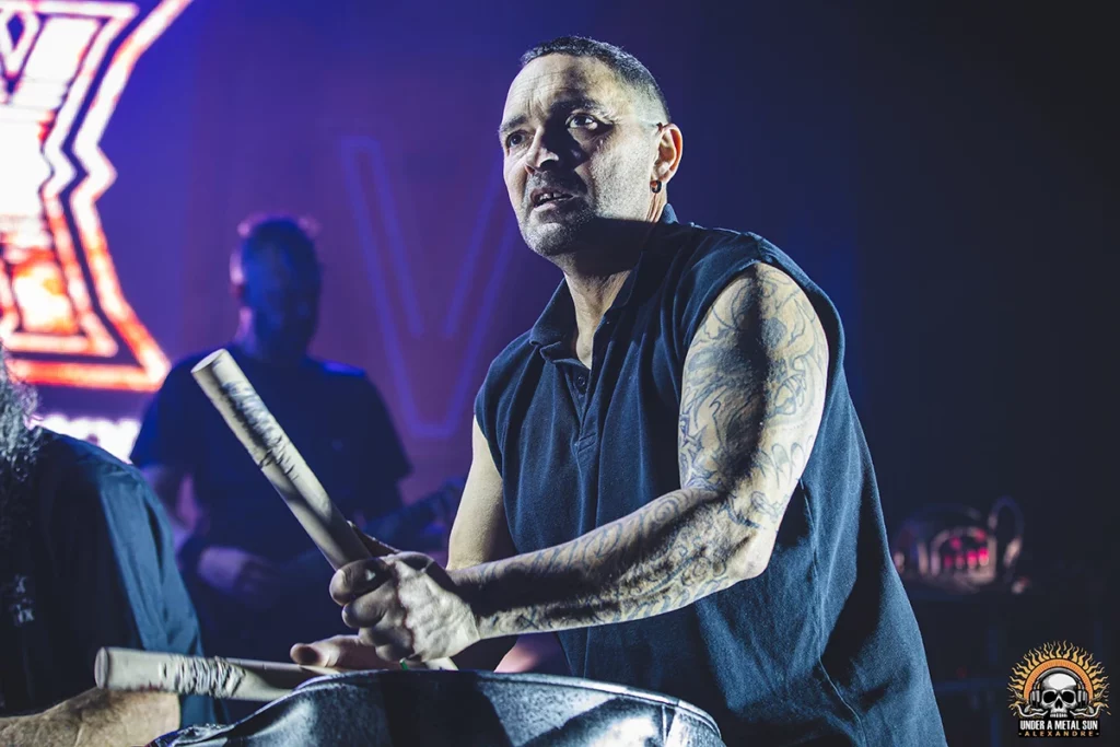 Un membre des Tambours du Bronx au concert du 7 février 2025 en 1ère partie d'Ultra Vomit - © Under a Metal sun