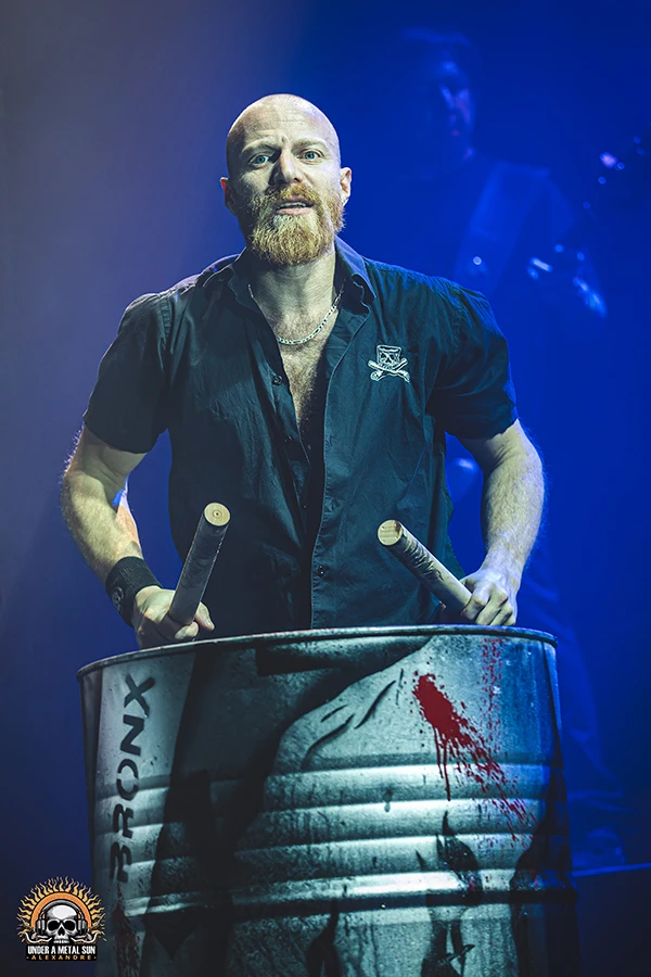 Un membre des Tambours du Bronx, le 7 février 2025 en 1ère partie d'Ultra Vomit - © Under a Metal sun