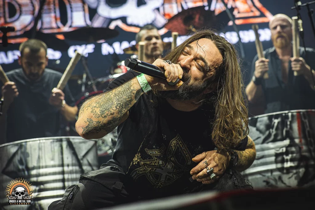 Renato Di Folco, au chant pour les Tambours du Bronx au 6MIC d'Aix, le 7 février 2025 - © Under a Metal sun