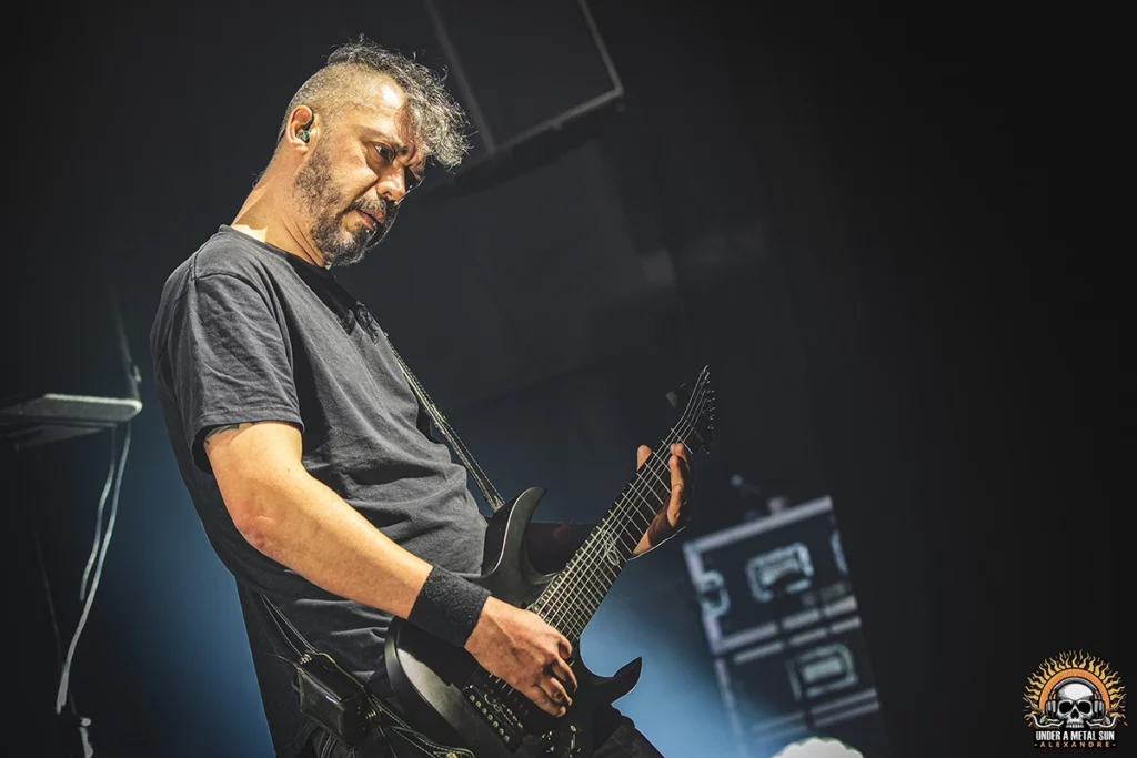 Un guitariste des Tambours du Bronx au 6MIC d'Aix en Provence, le 7 février 2025 - © Under a Metal sun