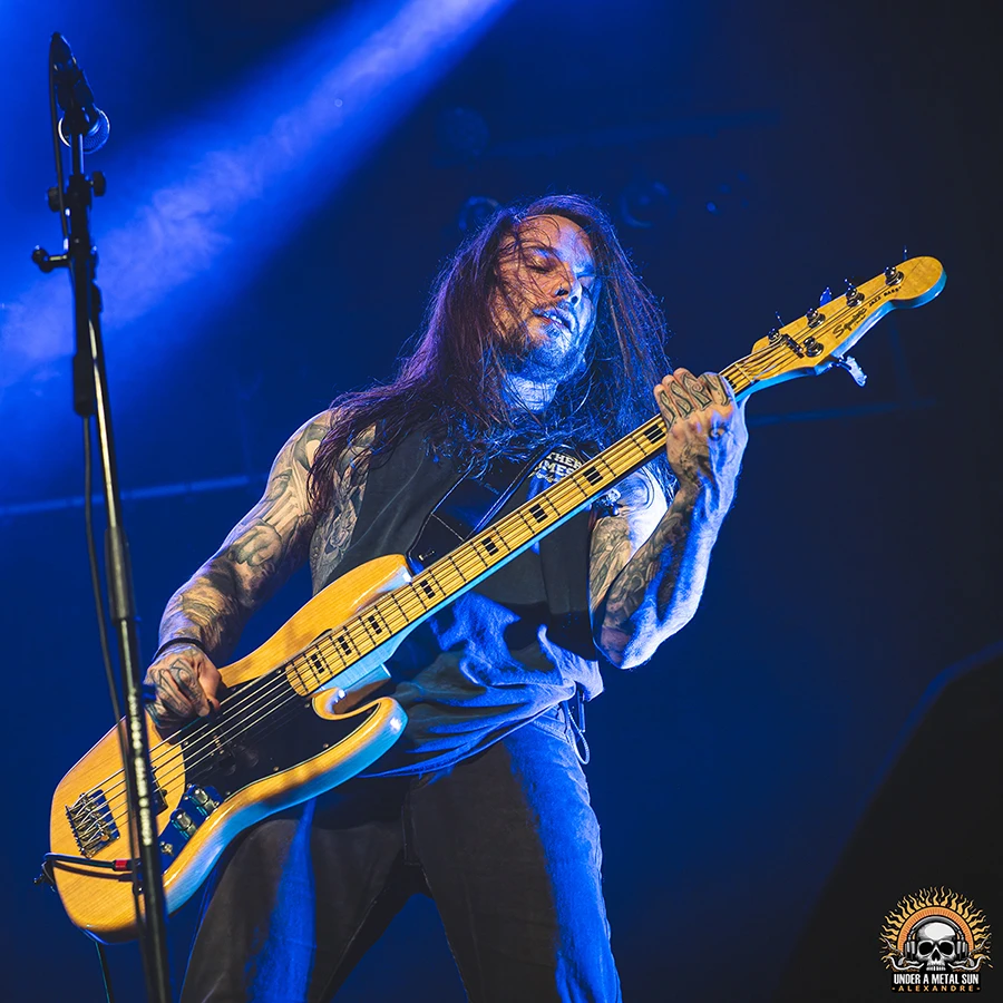 Val, à la basse de Common Enemies, à la METAL NIGHTS du 15/02/2025 - © Under a Metal Sun