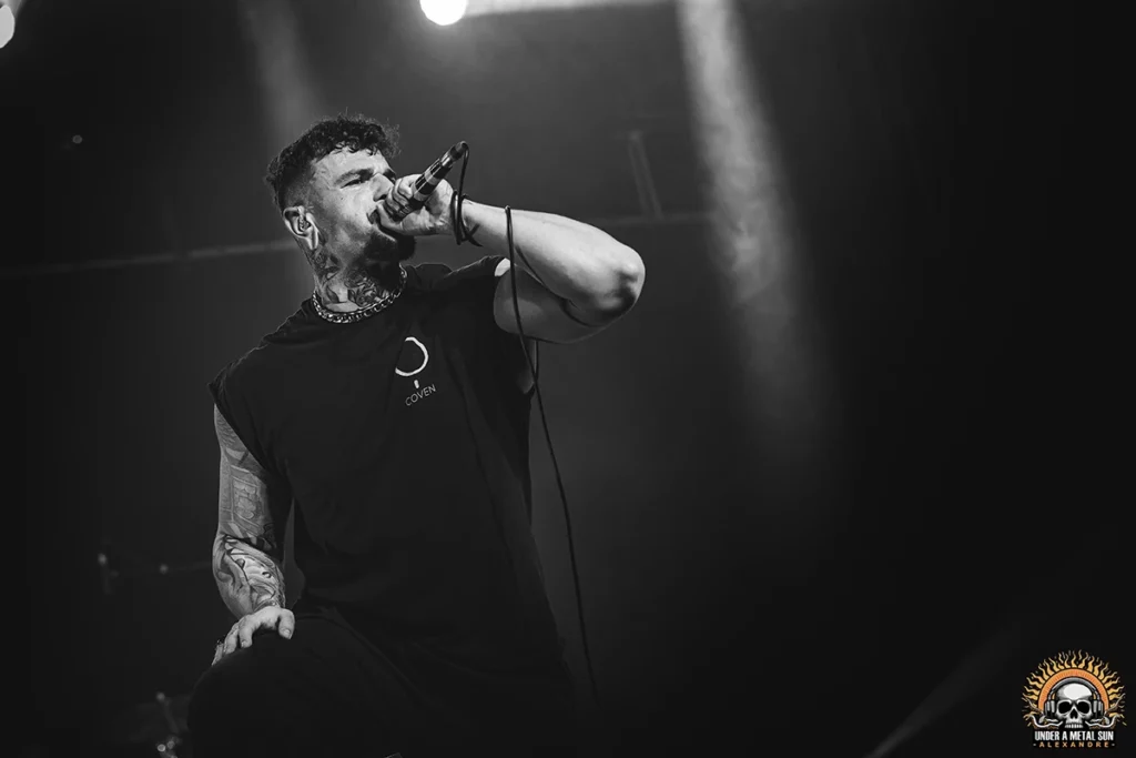 Common Enemies et son chanteur charismatique lors du concert du 15/02/2025 à Martigues - © Under a Metal Sun