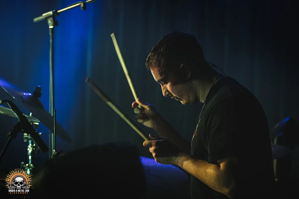 Maxime, batteur de Common Enemies, au concert du 15/02/2025 à Martigues - © Under a Metal Sun