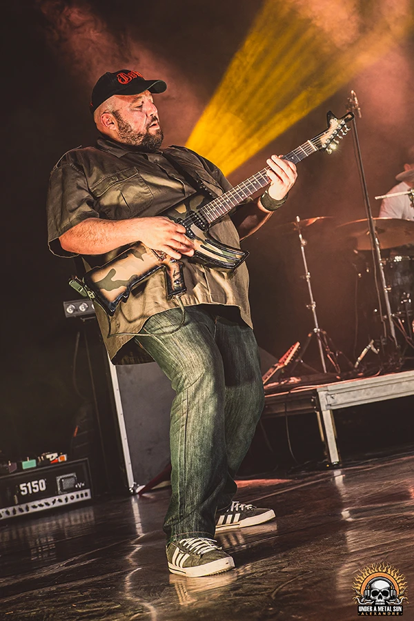 Kad d\'eOn avec sa guitare Kalash lors du concert du 15/02/2025 à Martigues - © Under a Metal Sun