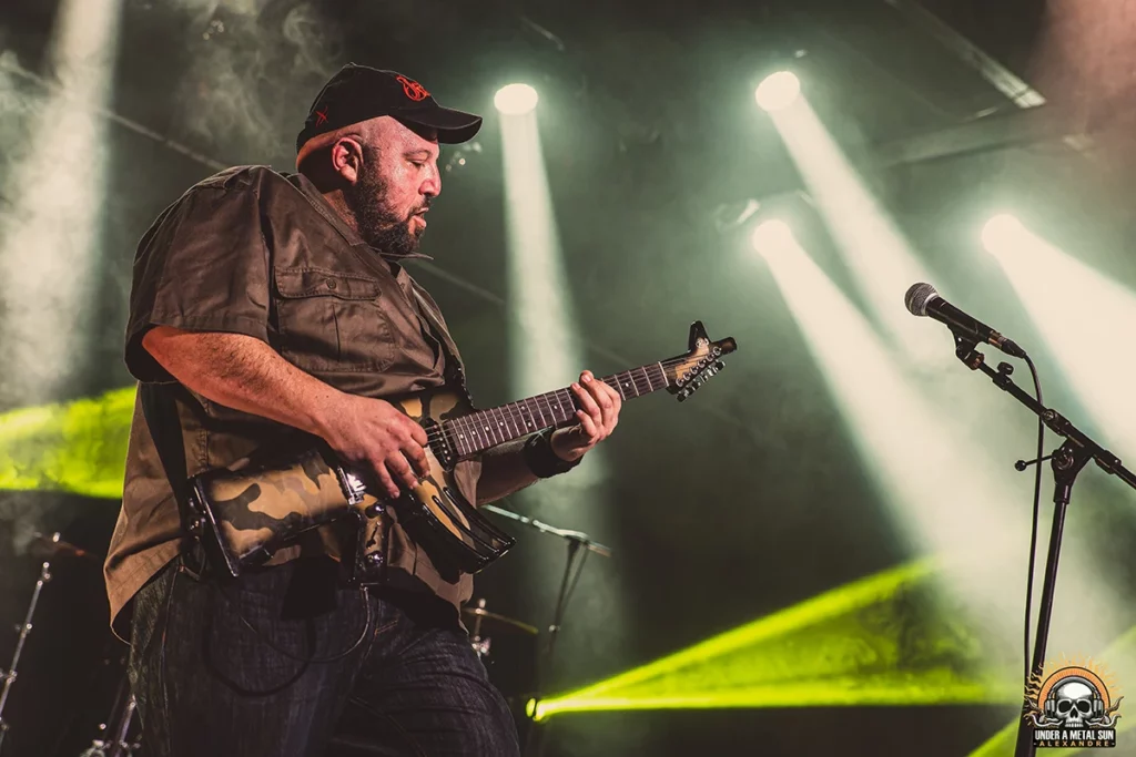 Kad d\'eOn sur le titre Kalash lors du concert du 15/02/2025 à Martigues - © Under a Metal Sun