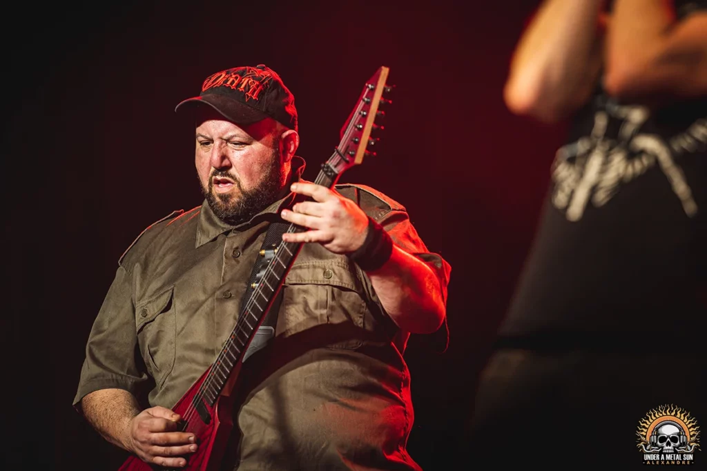 Kad, guitariste d\'Element of Noise, lors du concert du 15/02/2025 à Martigues organisé par Groudoudou Events - © Under a Metal Sun