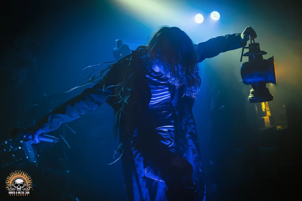 Adsagsona arrive avec sa lanterne à l'Antirouille de Montpellier - © Under a Metal Sun