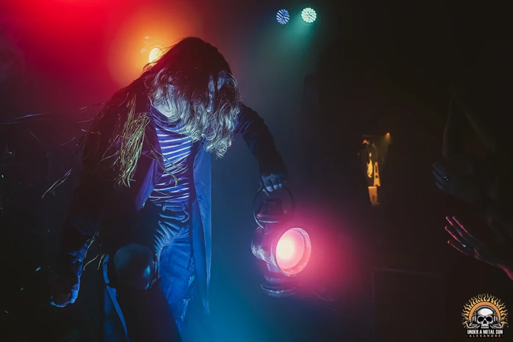 Adsagsona arrive avec sa lanterne à l'Antirouille de Montpellier lors du concert du 22 mars 2025 -- © Under a Metal Sun