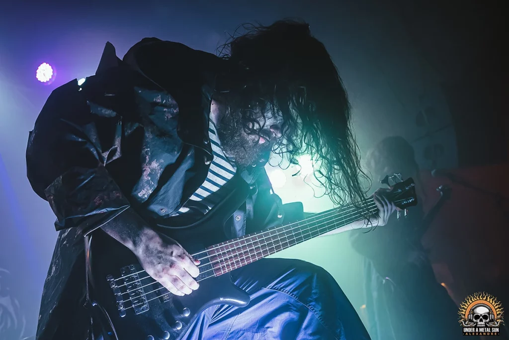 Græy Gaast, bassiste de HOULE, lors du concert à l'Antirouille de Montpellier le 22 mars 2025 -- © Under a Metal Sun