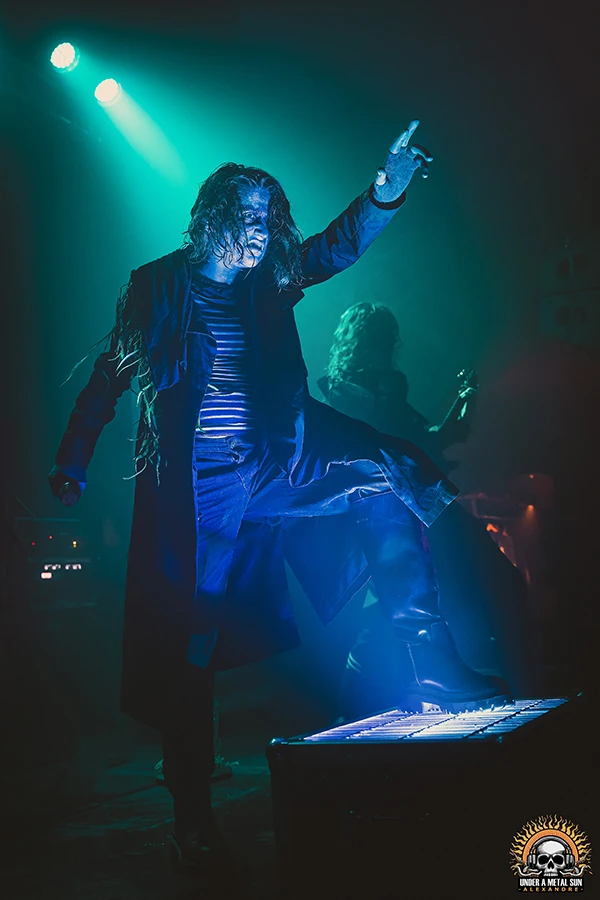 Ciret et marinière, le dress code pour HOULE -- © Under a Metal Sun