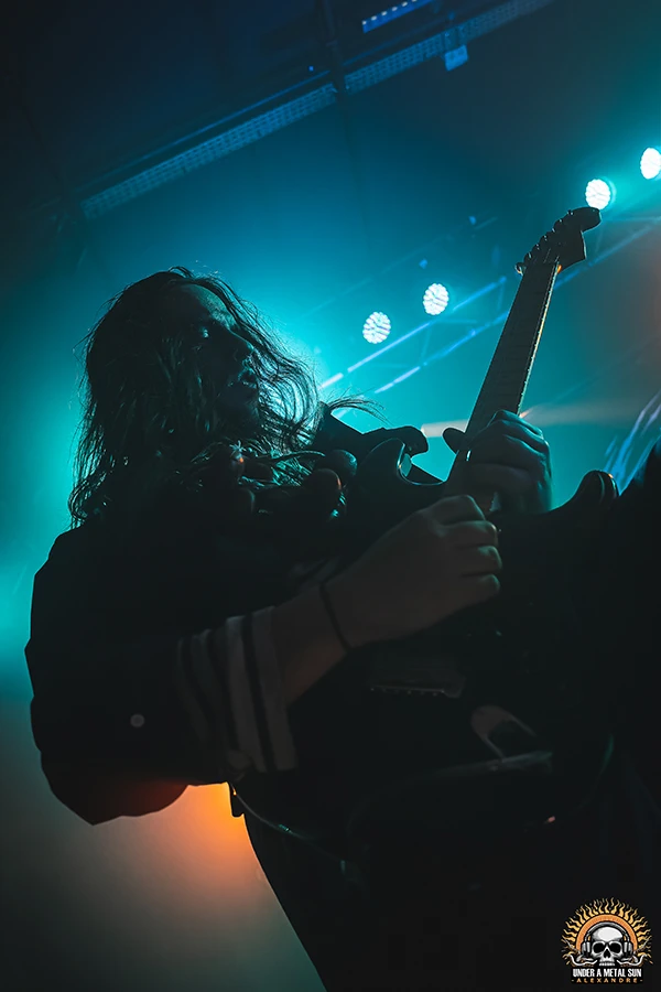 Zéphyr, guitariste de HOULE, lors du concert à l'Antirouille de Montpellier le 22 mars 2025 -- © Under a Metal Sun