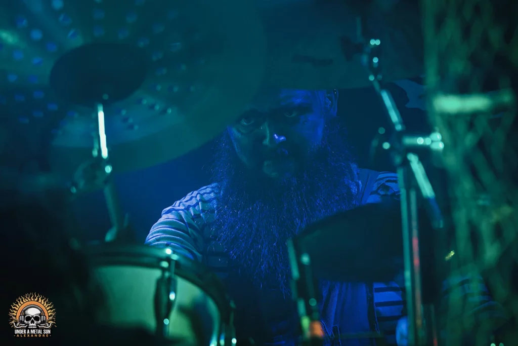 Vikser, batteur de HOULE, à l'Antirouille de Montpellier le 22 mars 2025 -- © Under a Metal Sun