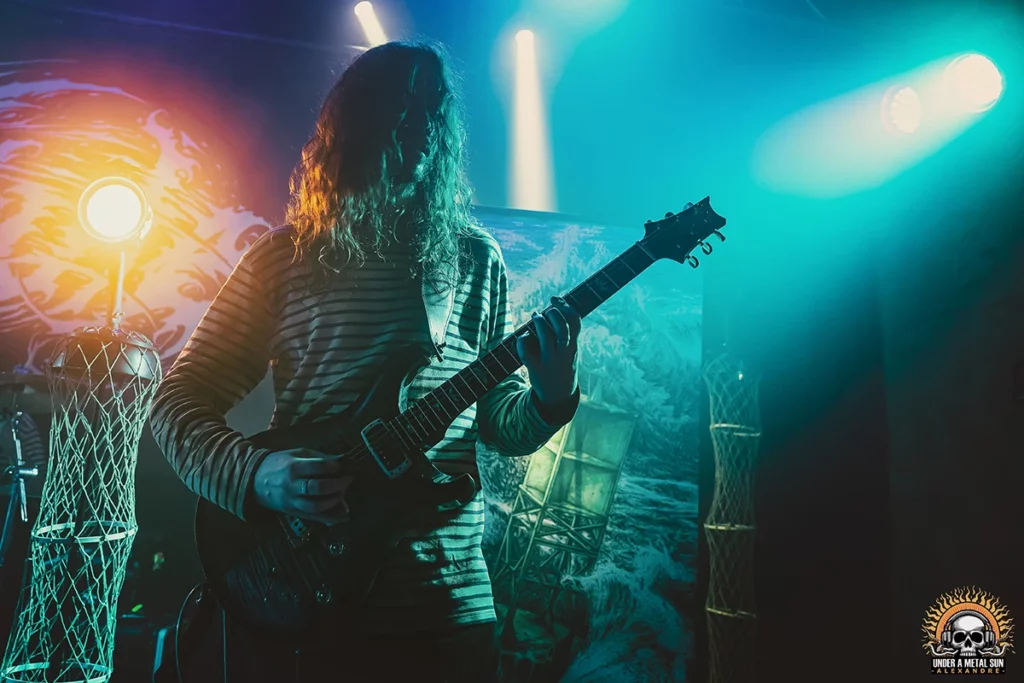 Crabe, fondateur et guitariste lead de HOULE, lors du concert à l'Antirouille de Montpellier le 22 mars 2025 -- © Under a Metal Sun