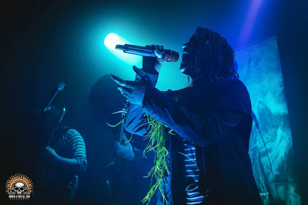 Adsagsona, chanteuse du groupe de black Metal HOULE, lors du concert du 22 mars 2025 -- © Under a Metal Sun