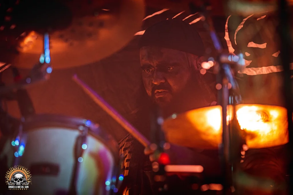 Vikser, derrière sa batterie, à l'Antirouille de Montpellier le 22 mars 2025 -- © Under a Metal Sun