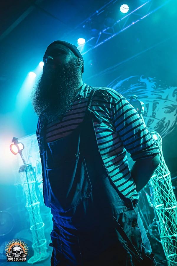 Vikser saluant le public à la fin du concert à l'Antirouille de Montpellier le 22 mars 2025 -- © Under a Metal Sun