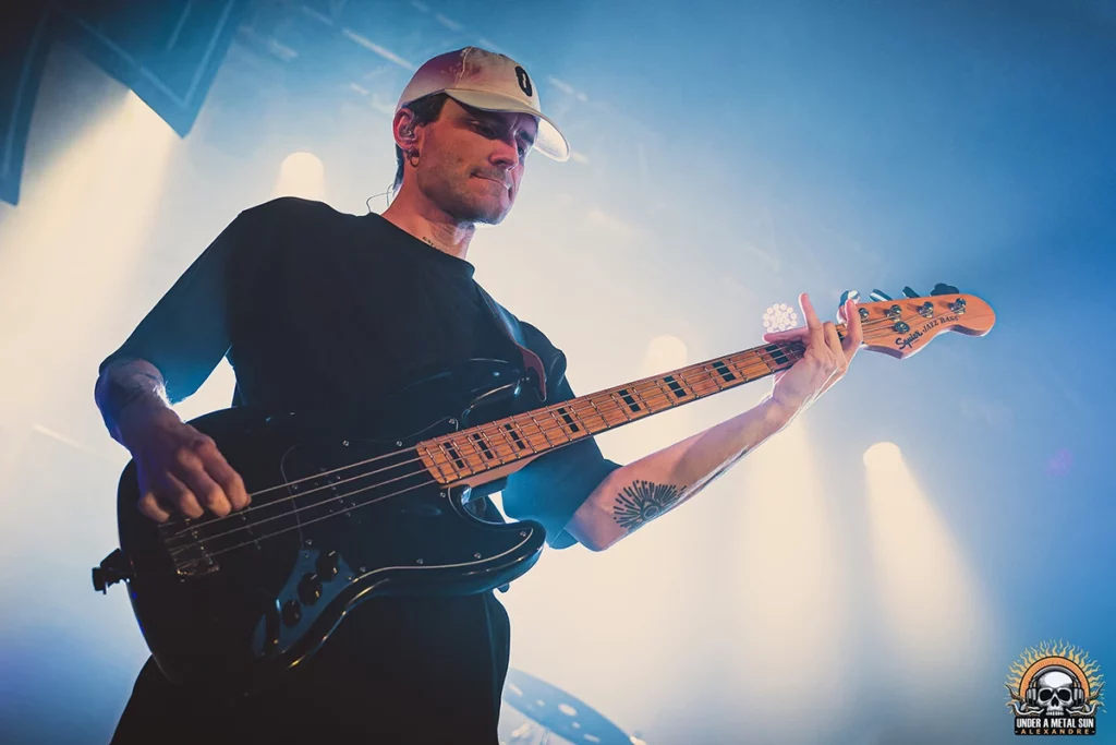 La basse de AURORE au warm-up Hellfest de Marseille le 25 mars 2025 - Under a Metal Sun