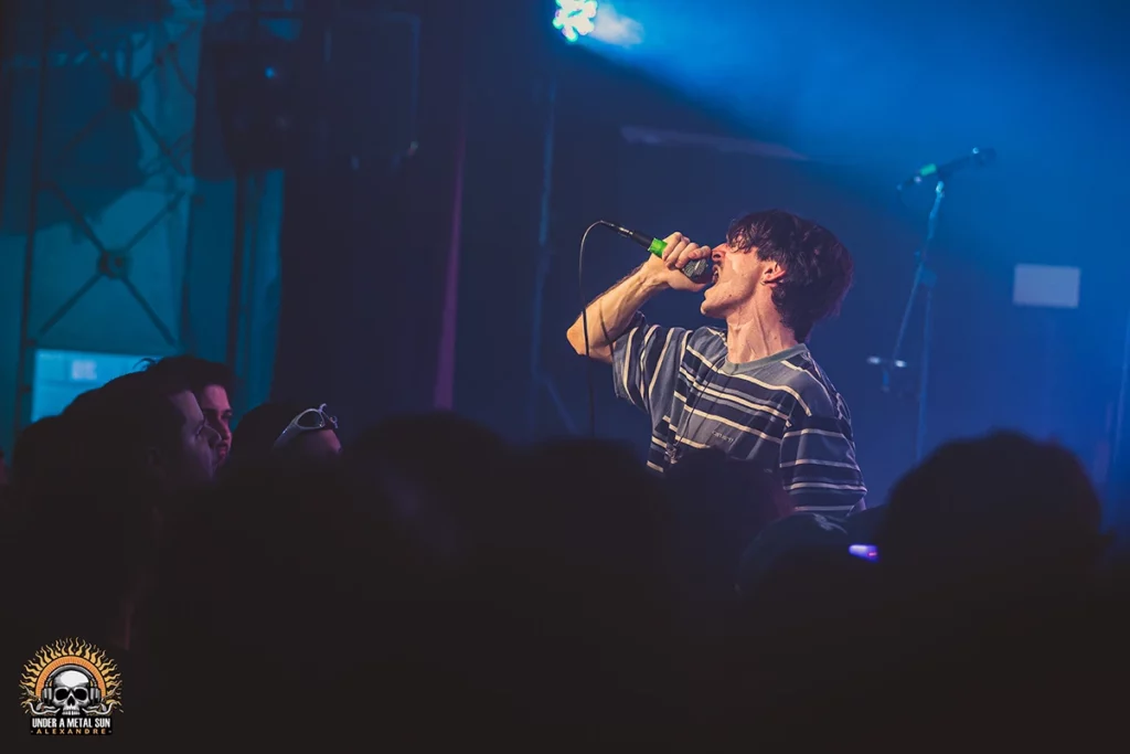 Clément le chanteur d'AURORE au plus près du public pendant le warm-up Hellfest de Marseille le 25 mars 2025 - Under a Metal Sun