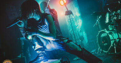 Adsagsona, chanteuse de HOULE, lors du concert à l'Antirouille de Montpellier le 22 mars 2025 -- © Under a Metal Sun