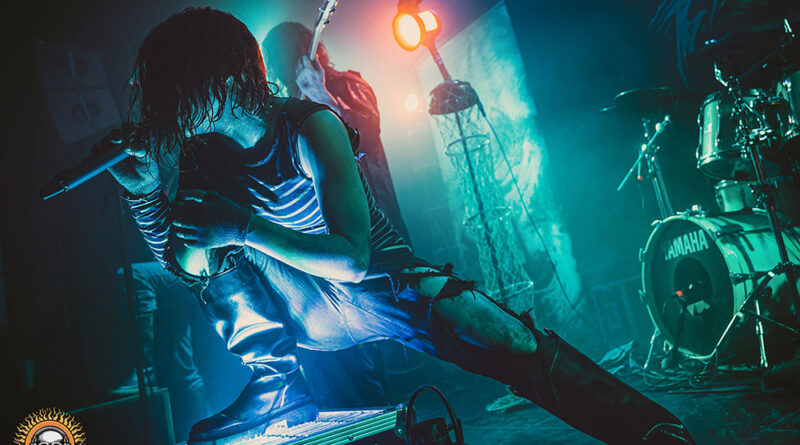 Adsagsona, chanteuse de HOULE, lors du concert à l'Antirouille de Montpellier le 22 mars 2025 -- © Under a Metal Sun