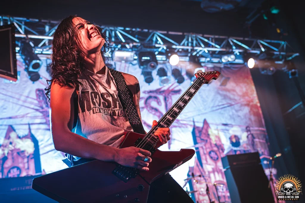 HELENA KOTINA, guitariste de NERVOSA, lors du warm-up Hellfest 2025 à Marseille - Under a Metal Sun