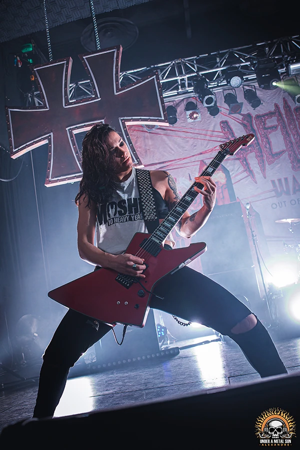 Guitare Thrash pour Helena au warm-up Hellfest 2025 à Marseille - Under a Metal Sun