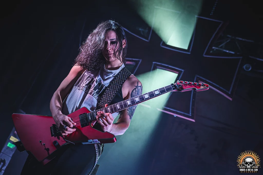 Guitare Thrash pour Helena de NERVOSA au warm-up Hellfest 2025 à Marseille - Under a Metal Sun