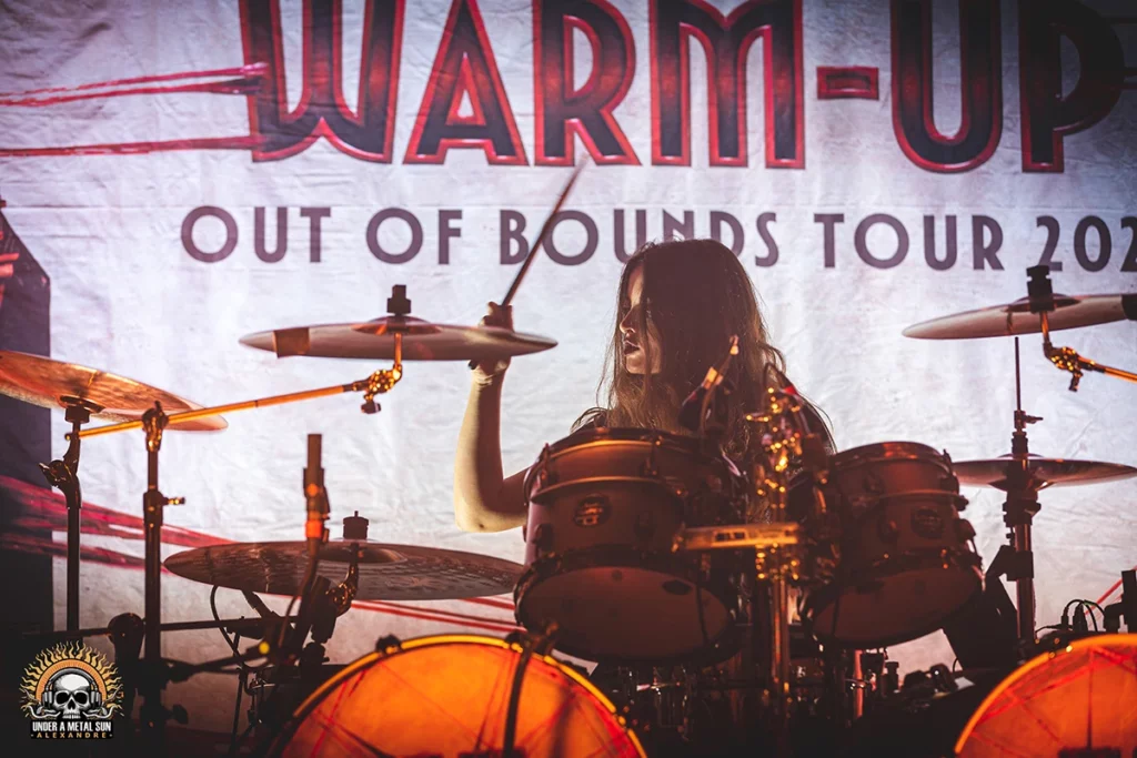 Gabriella , batteuse au sein du groupe NERVOSA depuis 2024 - Under a Metal Sun