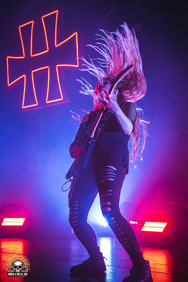 Headbanging de Prika Amaral au warm-up Hellfest 2025 à Marseille - Under a Metal Sun