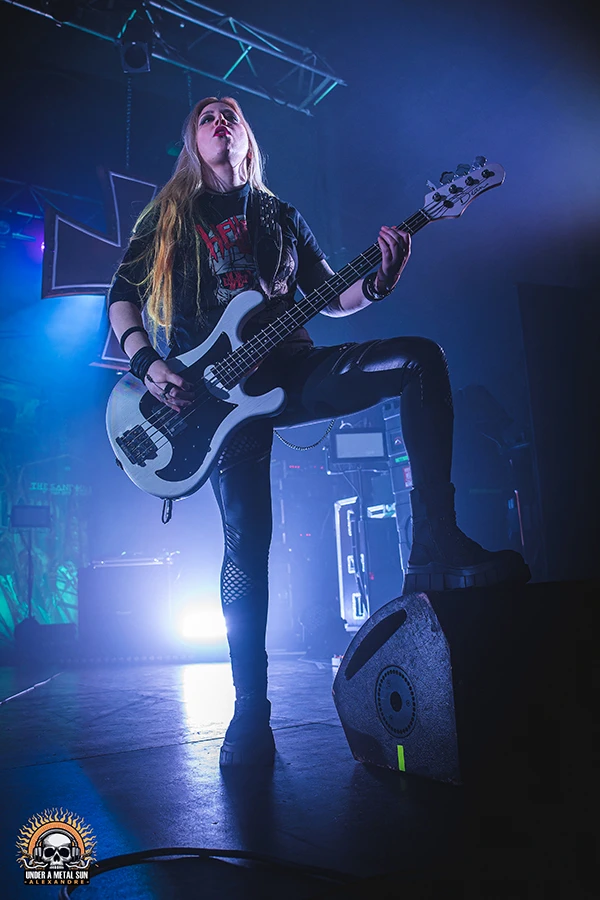 Hel Pyre, bassiste au sein de NERVOSA depuis mars 2023 - Under a Metal Sun