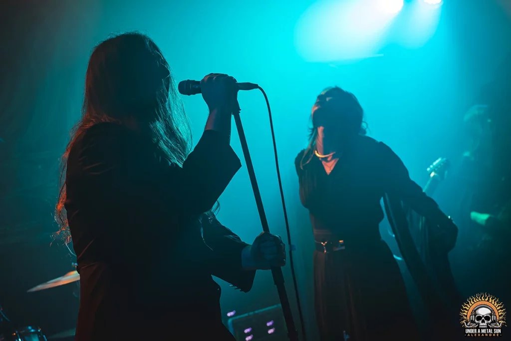 Yharnam et Ondine, les voix de Silhouette, le 22 mars 2025 à l'Antirouille de Montpellier - © Under a Metal Sun