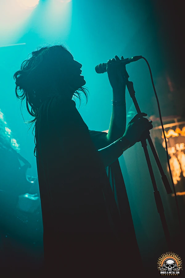 Ondine, chanteuse de Silhouette, groupe de Black Metal atmosphérique, le 22 mars 2025 à l'Antirouille de Montpellier - © Under a Metal Sun