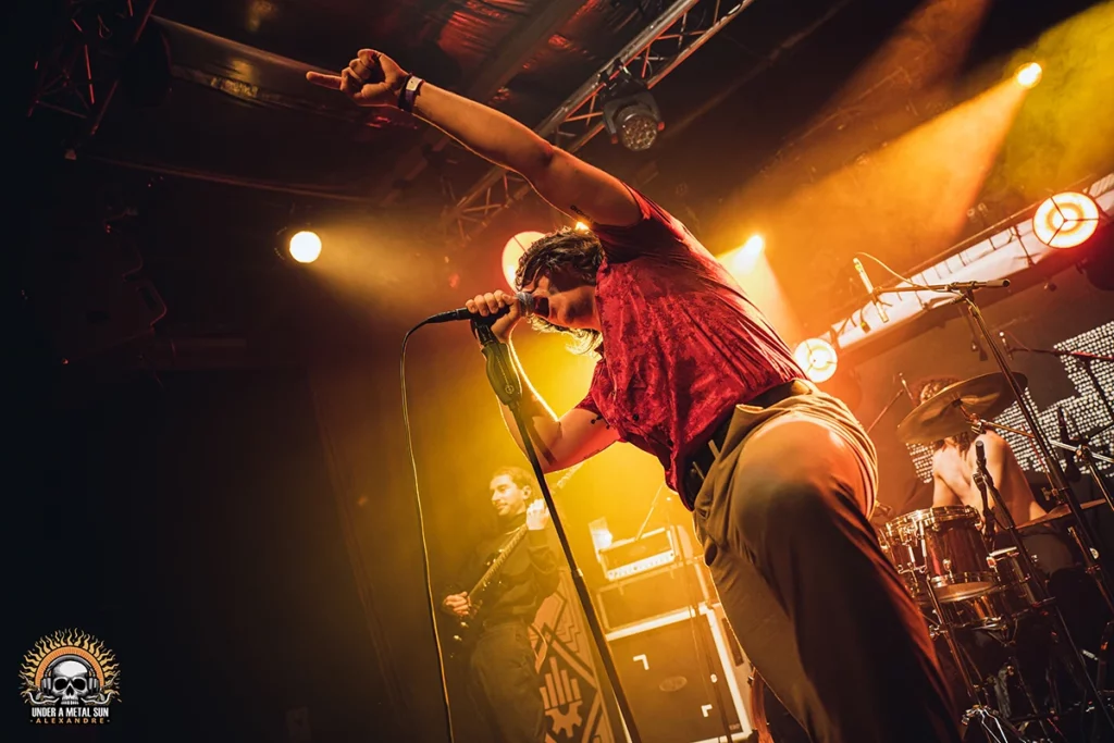 azelma-la-moba–under-a-metal-sun-07