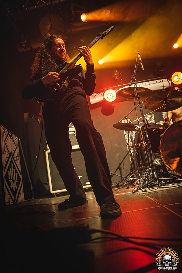 Romain, guitariste d'AZELMA à La MOBA le 09 mai 2025 -- © Under a Metal Sun Romain, guitariste d'AZELMA à La MOBA le 09 mai 2025 -- © Under a Metal Sun