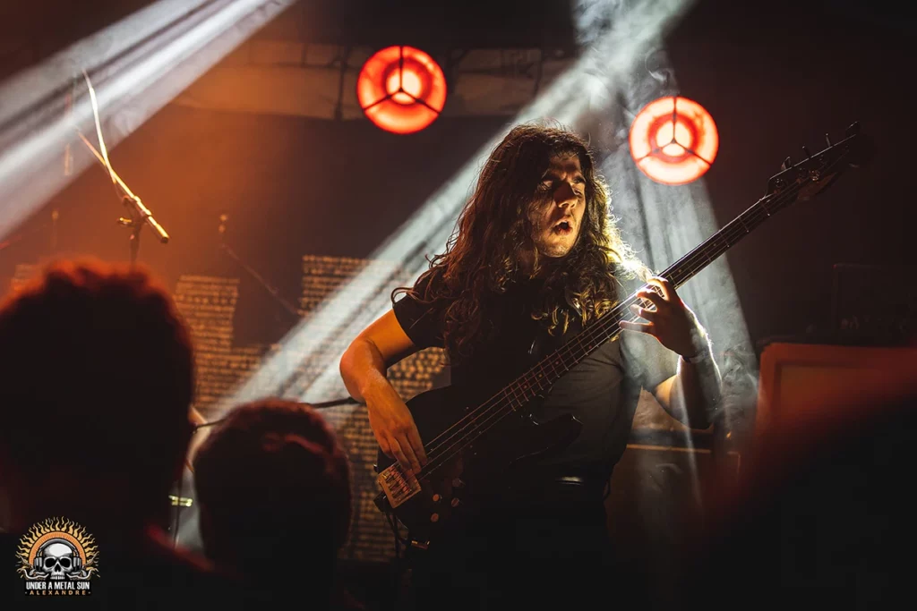 A la basse, Arthur chez AZELMA – © Under a Metal Sun A la basse, Arthur chez AZELMA - © Under a Metal Sun