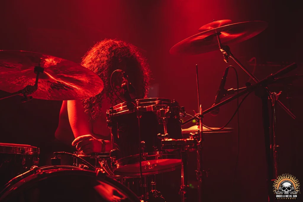 Maelan derrière ses fûts lors du concert à La Moba le 09 mais 2025 – © Under a Metal Sun Maelan derrière ses fûts lors du concert à La Moba le 09 mais 2025 - © Under a Metal Sun