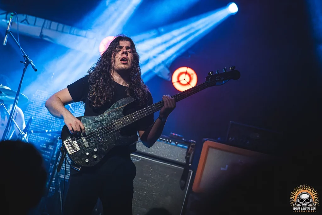 Arthur, bassiste d’AZELMA – © Under a Metal SUN Arthur, bassiste d'AZELMA - © Under a Metal SUN