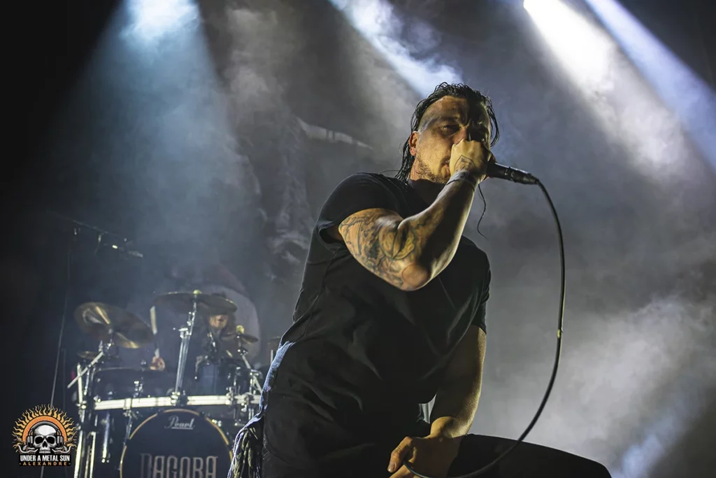 DAGOBA et son chanteur Shawter au 6mic le 26 avril 2025 - Under a Metal Sun