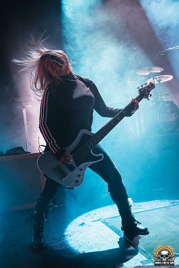 Charlotte Poiget d'AqME en feat. avec DAGOBA au 6mic le 26 avril 2025 - Under a Metal Sun