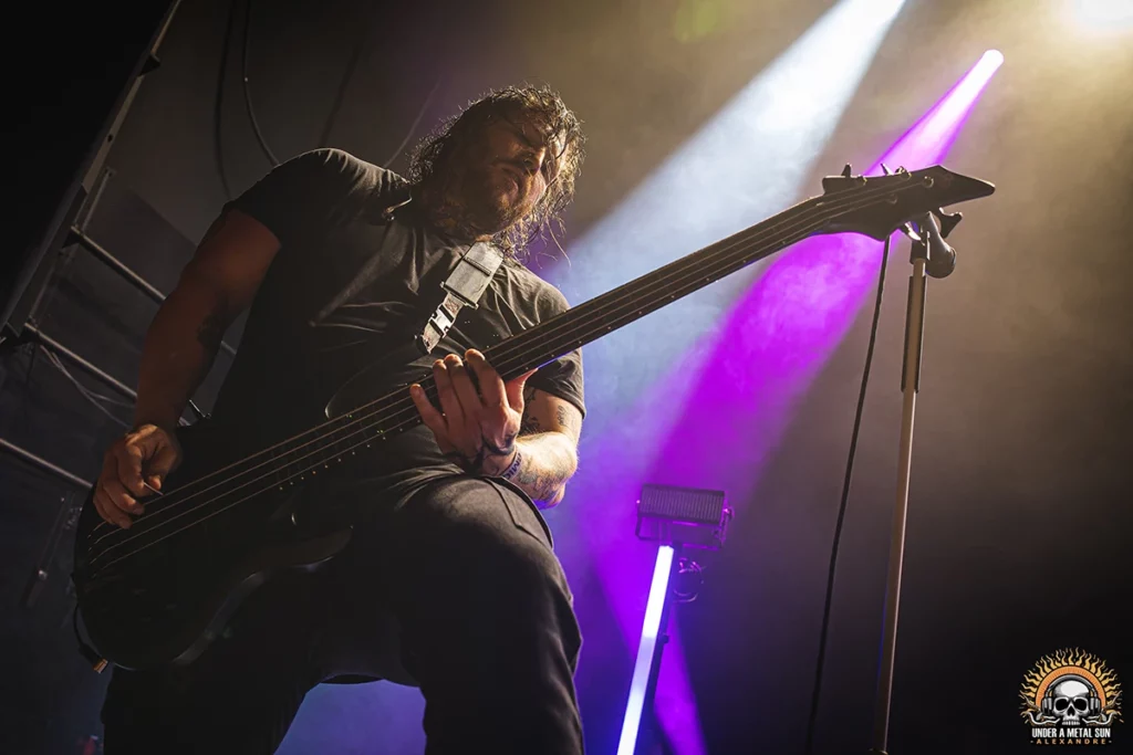 Kawa à la basse avec DAGOBA au 6mic d'Aix en Provence en avril 2025 - Under a Metal Sun