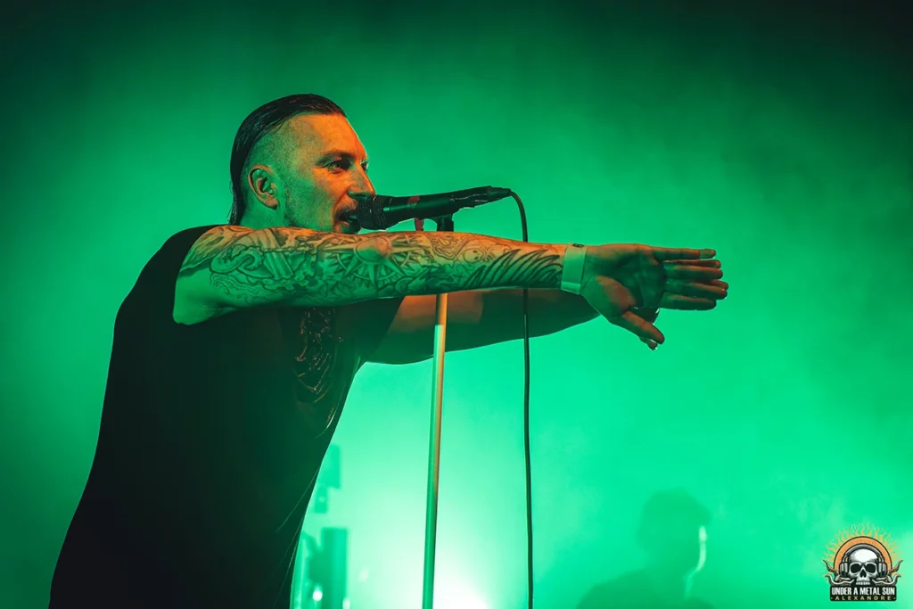 Shawter demandant un wall of death au public du 6mic d'Aix en Provence le 26 avril 2025 - Under a Metal Sun