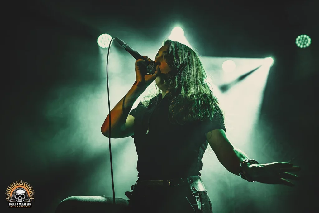 gravity-la-moba--under-a-metal-sun-02