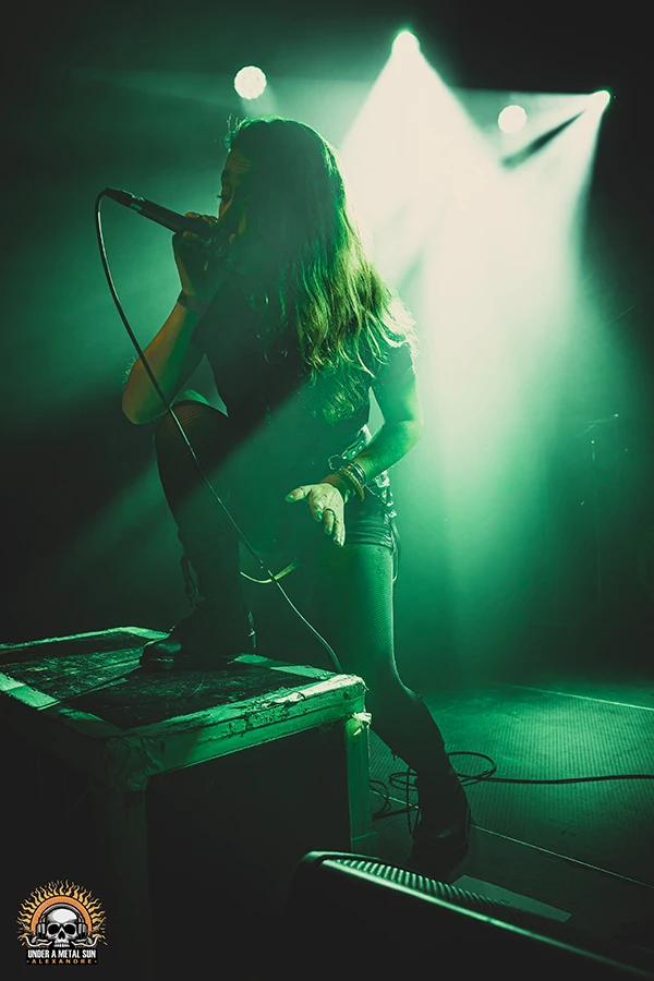 gravity-la-moba--under-a-metal-sun-03