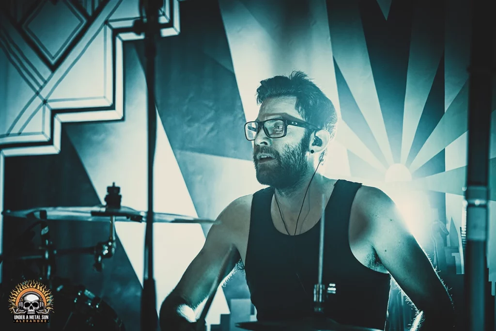 gravity-la-moba--under-a-metal-sun-06