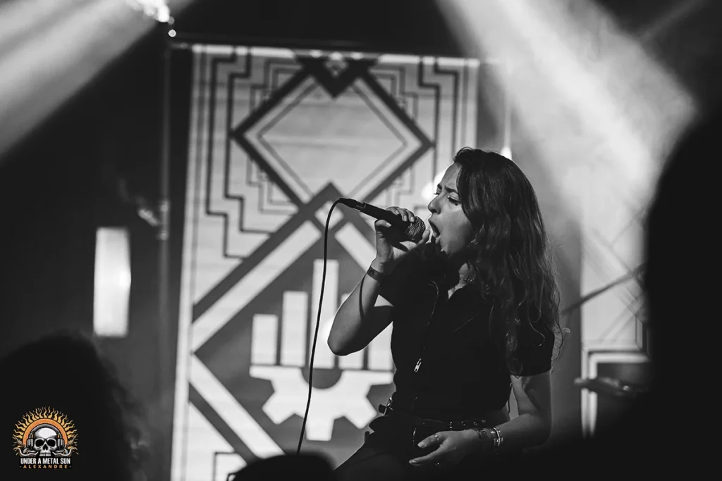 Portrait d'Emilie, chanteuse au sein de GRAVITY - Under a Metal Sun Portrait d'Emilie, chanteuse au sein de GRAVITY - Under a Metal Sun