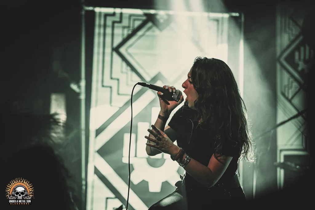 gravity-la-moba--under-a-metal-sun-09