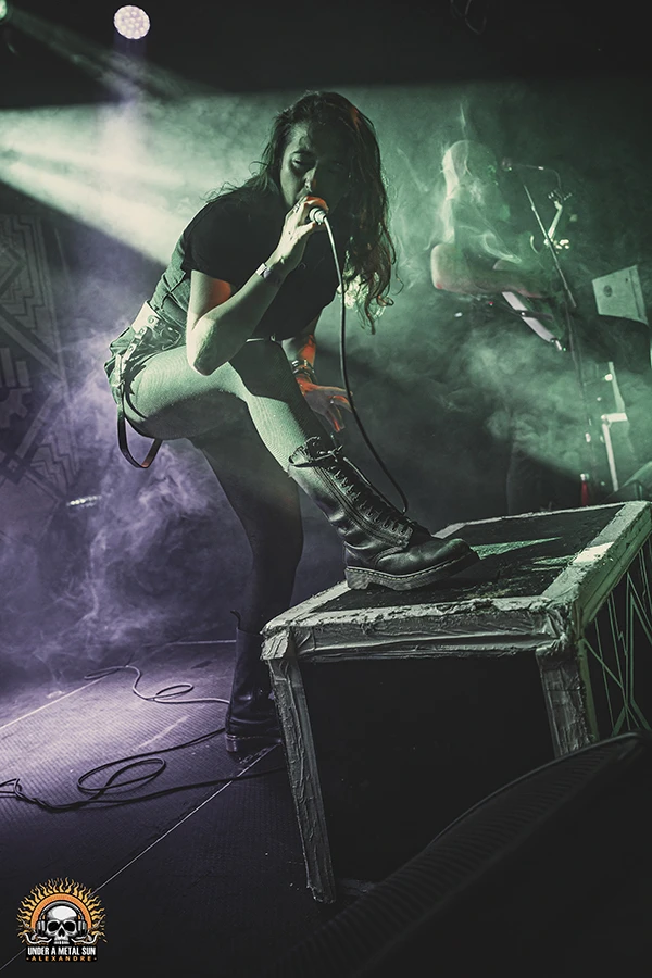 Emilie, frontwoman de GRAVITY,  à La Moba le 9 mai 2025 - Under a Metal Sun Emilie, frontwoman de GRAVITY, à La Moba le 9 mai 2025 - Under a Metal Sun