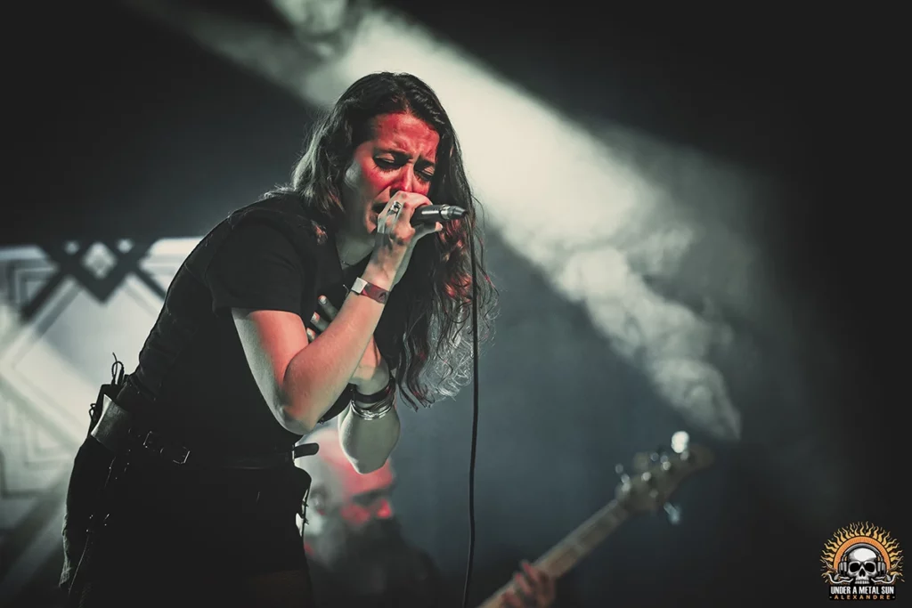 Emilie qui alterne entre chant clair et growl - Under a Metal Sun Emilie qui alterne entre chant clair et growl - Under a Metal Sun