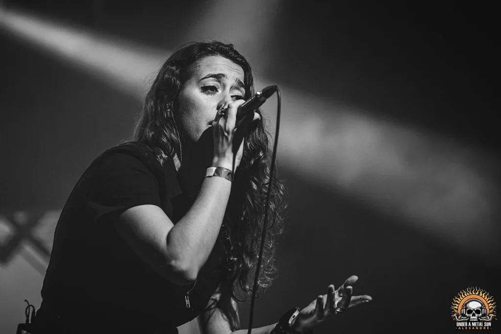 Portrait noir et blanc d'Emilie, chanteuse au sein de GRAVITY à La Moba - Under a Metal Sun Portrait noir et blanc d'Emilie, chanteuse au sein de GRAVITY à La Moba - Under a Metal Sun