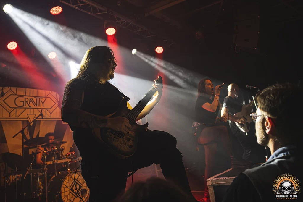 gravity-la-moba--under-a-metal-sun-22